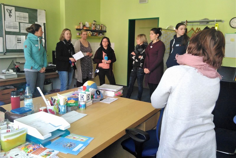 Lehrerinnen bei einer Hospitation in einem Klassenraum